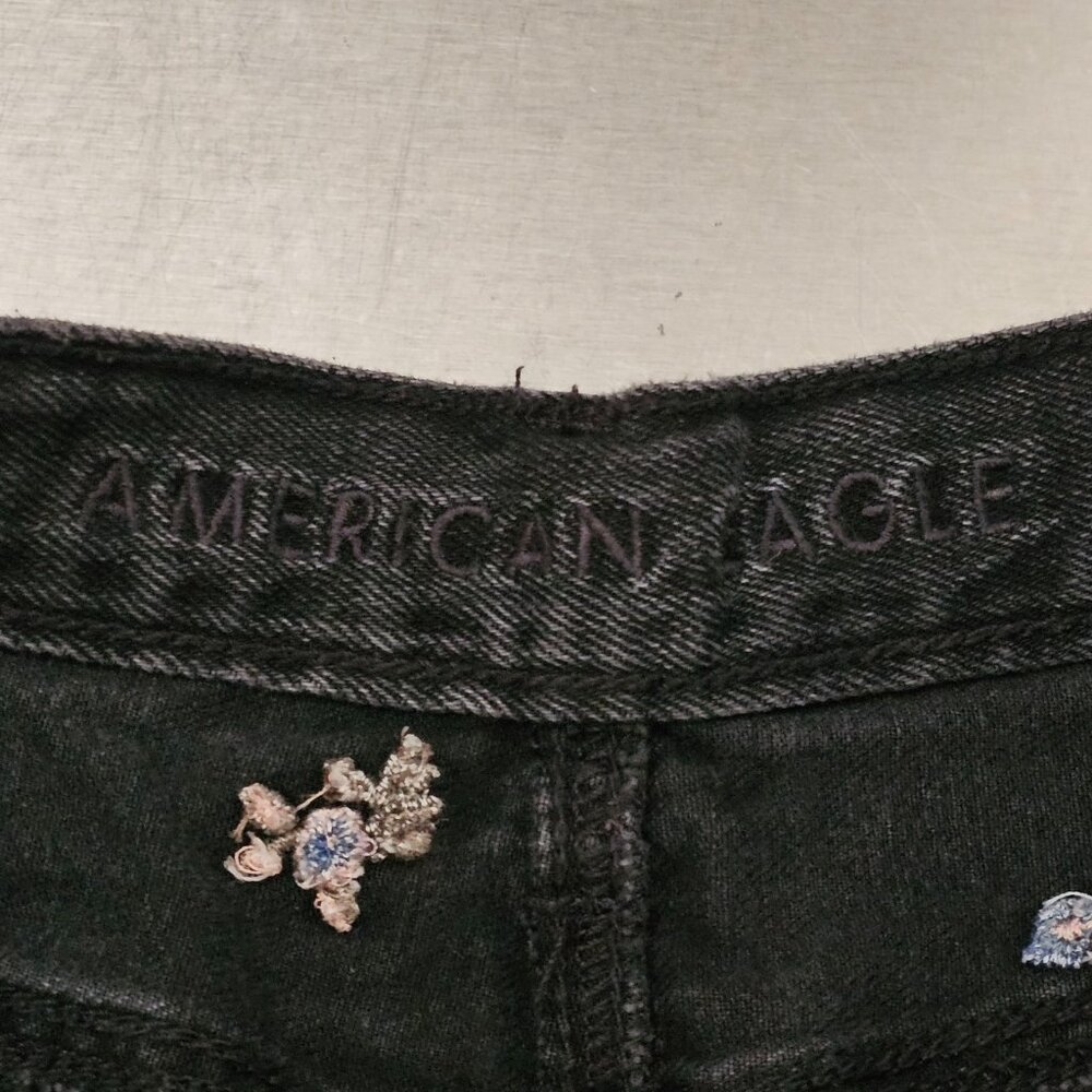 American Eagle Jean Shorts Womens 2 Black Mom Short Floral Embroidered Denim - Picture 9 of 9